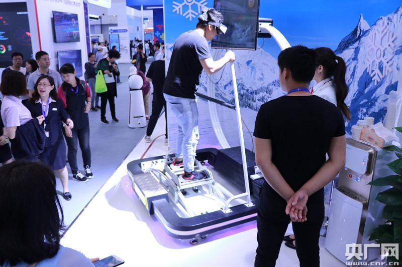 市民体验VR滑雪，在展区内市民可以佩戴眼镜亲身感受仿佛在赛道滑雪，这种体感游戏已经逐步普及。央广网记者 刘阳 摄 图片来源：央广网