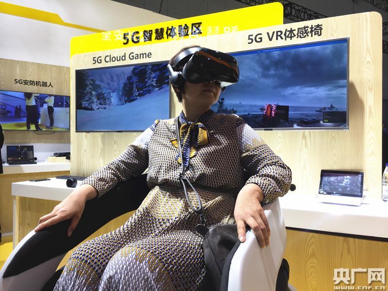 戴上VR眼镜，观众在5GVR体感椅上进行体验。体感椅能够模拟车船，通过震动、摇摆等方式让坐在椅子上的观众有身临其境之感，目前体感椅主要在部分影院、科技馆投放。央广网记者 褚夫晴 摄