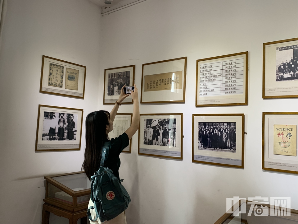 北京新文化运动纪念馆以红楼为依托，通过新文化运动陈列、旧址复原、五四期刊陈列、电视录像，全方位展示新文化运动历史风貌。 张帆 摄