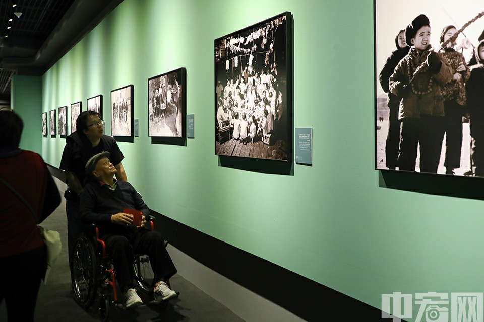 中国国家博物馆，正在观看“影像见证40年全国摄影大展”的观众。
