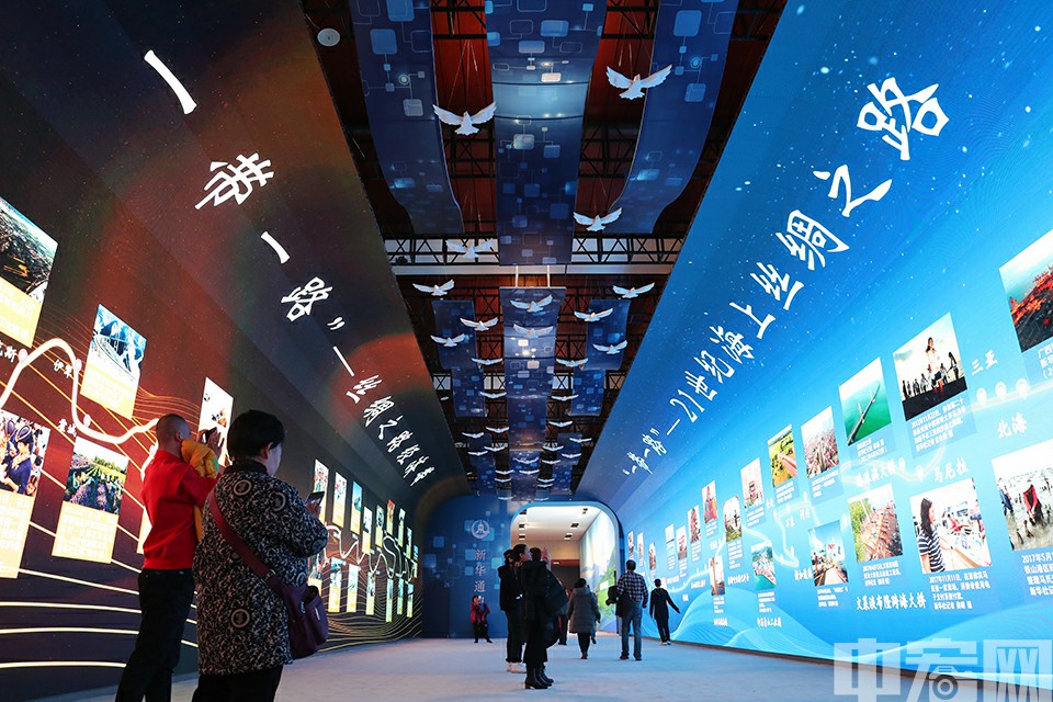 中国国家博物馆，“伟大的变革——庆祝改革开放40周年大型展览”中大美中国影像长廊。