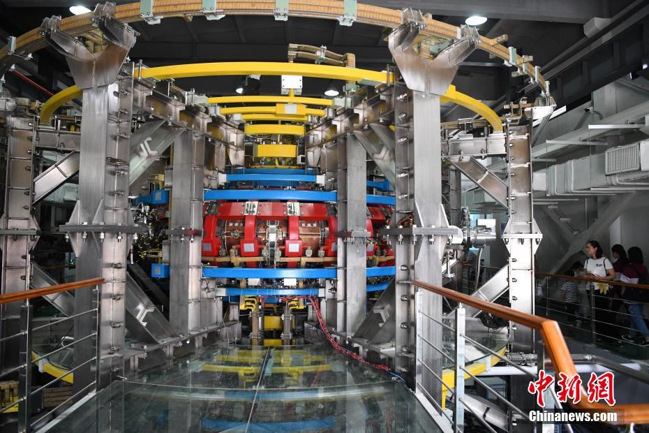 在中国科大KXT实验室，市民近距离了解KXT反场箍缩磁约束聚变实验装置。 韩苏原 摄 图片来源：中新网