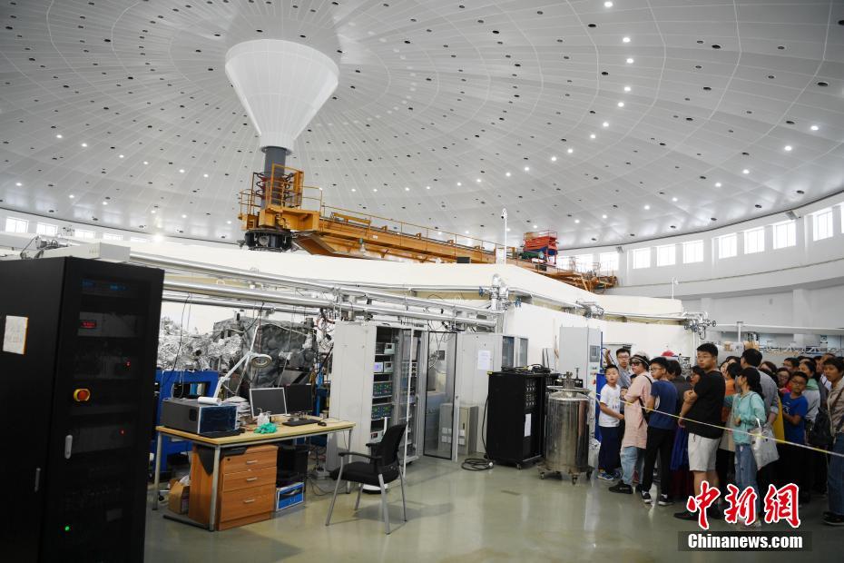 在中国科大国家同步辐射实验室内，市民近距离了解同步辐射的发展历程。 韩苏原 摄 图片来源：中新网
