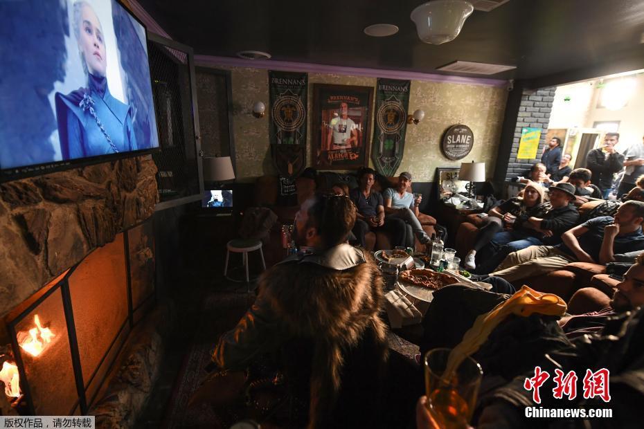 当地时间5月19日，美剧《权利的游戏》最后一集播出，在加利福尼亚的一间酒吧里，“权游”的粉丝们一起观看了大结局，随着剧情揭晓，粉丝们一度情绪激动。 图片来源：中新网