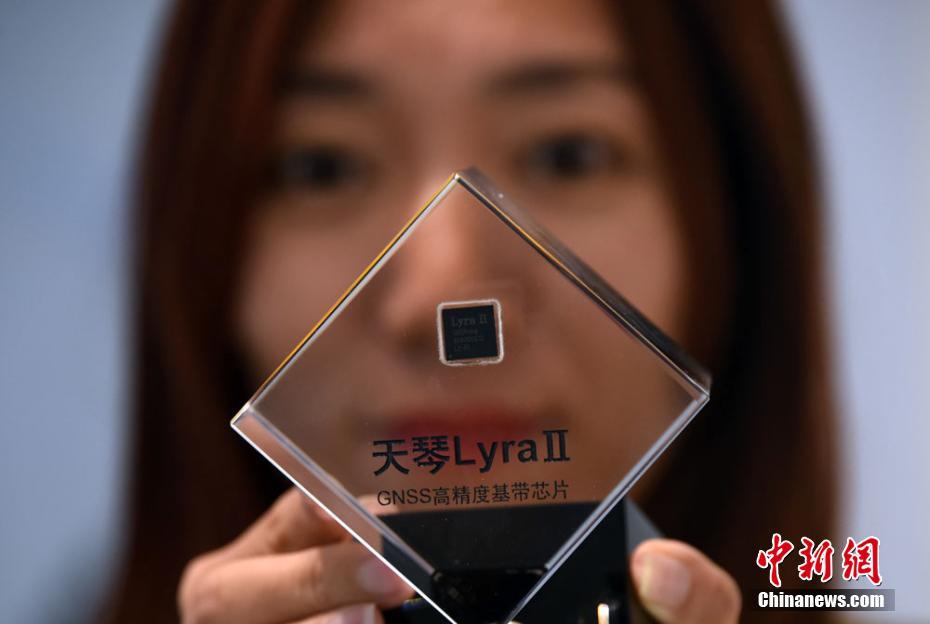 5月20日，合众思壮在北京举行“创芯无止境”2019新品发布会，一名工作人员在会后展示“天琴二代”芯片。当日，全球首颗全面支持北斗三号民用导航信号体制的高精度基带芯片“天琴二代”在北京正式发布，搭载这一当前最强北斗芯片的新款板卡及相关产品预计将于今年8月份上市。“天琴二代”芯片由致力于推动北斗导航全球布局发展企业之一的北京合众思壮科技股份有限公司投入逾5000万元人民币、历时两年研发并拥有完全自主知识产权，该芯片已于2019年4月实现量产，未来将助推北斗三号的产业化应用与落地。中新社记者 孙自法 摄