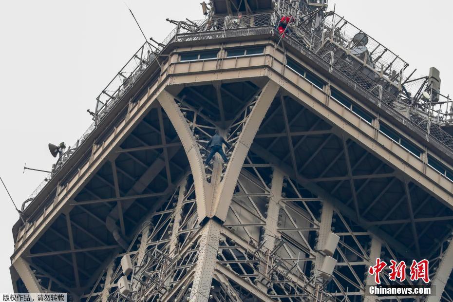 当地时间5月20日，一名男子徒手爬上法国巴黎埃菲尔铁塔高空。据报道，当天下午3点30分左右，警方及埃菲尔铁塔工作人员在例行检查时发现一名40多岁的男子徒手攀爬到埃菲尔铁塔第三层。 图片来源：中新网