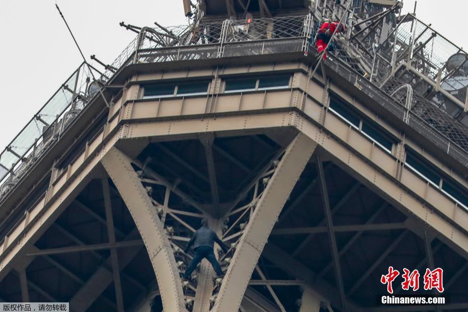 一名男子徒手爬上法国巴黎埃菲尔铁塔高空。 图片来源：中新网