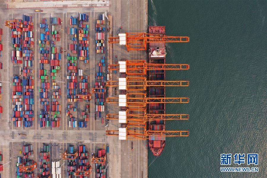 这是广西钦州保税港区集装箱码头（4月11日无人机拍摄）。  新华社记者 曹祎铭 摄