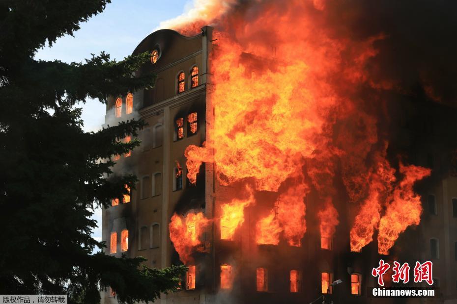 当地时间5月21日，匈牙利贝凯什乔包（Bekescsaba），已有百年历史的Istvan蒸汽磨坊被大火吞没。附近七个居民点的消防队在接到路人报警后赶往现场灭火。目前，起火原因尚未查明。 图片来源：中新网