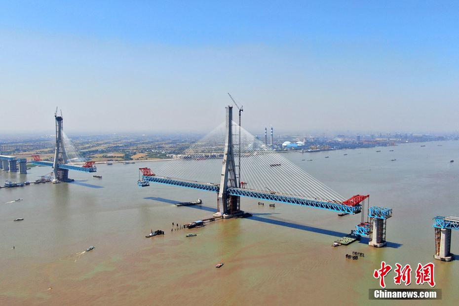 沪通长江大桥全长11072米，主桥采用双塔斜拉桥设计，主跨1092米。许丛军 摄 图片来源：中新网