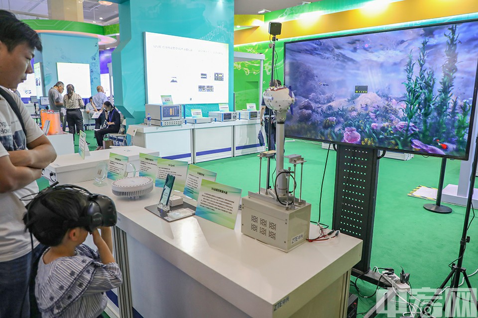 5月22日，北京军事博物馆，2019北京科技周ZTE中兴展区，参观者体验5G远程控制潜水艇。