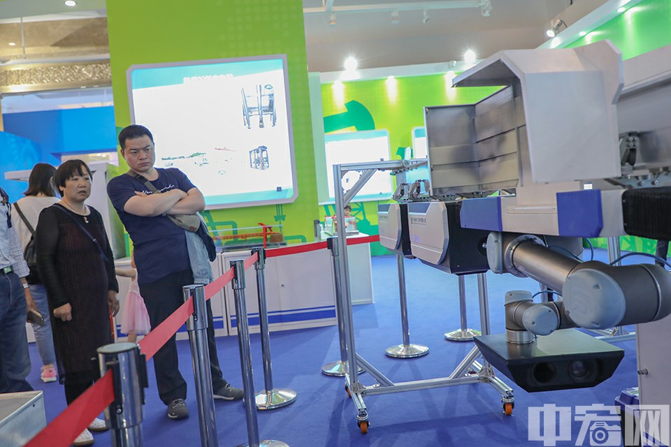 5月22日，北京军事博物馆，2019北京科技周展区，观众观看综合管廊智能巡检机器人演示。