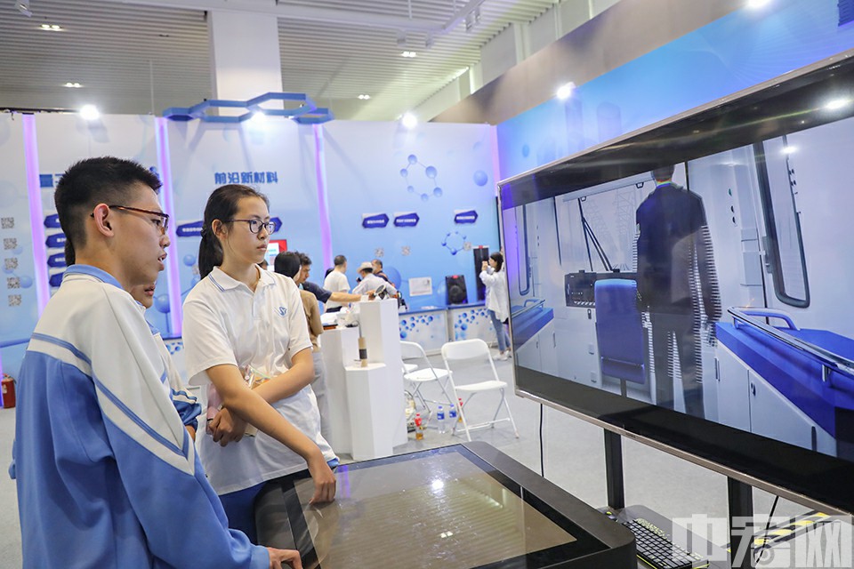 5月22日，北京军事博物馆，2019北京科技周展区，中学生体验智能交通出行互动MR平台。
