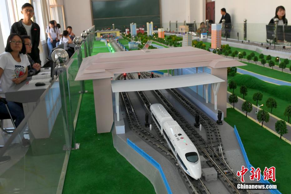 学生们进行铁路运行模拟学习。 中新社记者 杨艳敏 摄