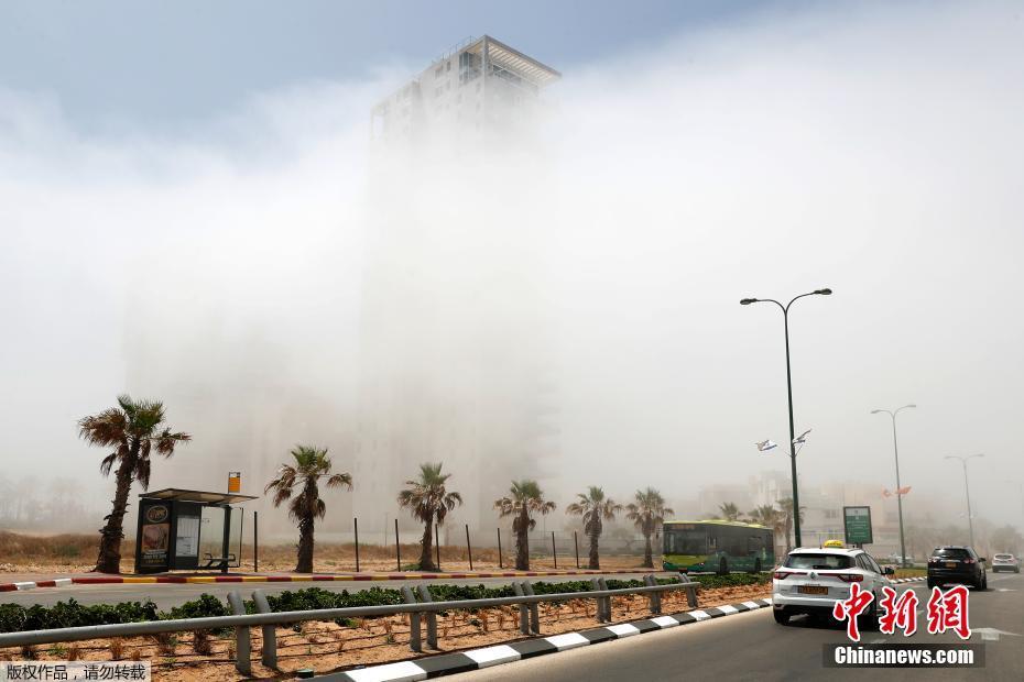 当地时间5月22日，以色列内坦亚气温显著上升后，以色列沿海城市出现大雾天气。 图片来源：中新网