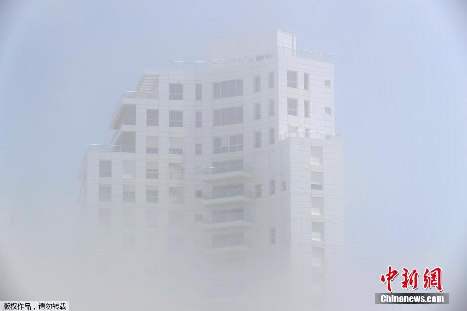 当地时间5月22日，以色列内坦亚气温显著上升后，以色列沿海城市出现大雾天气。 图片来源：中新网