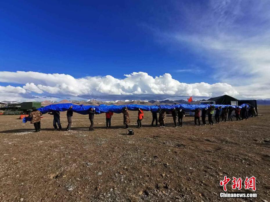 图为青藏高原上将球体转移至试验场。中科院空天院 供图 图片来源：中新网