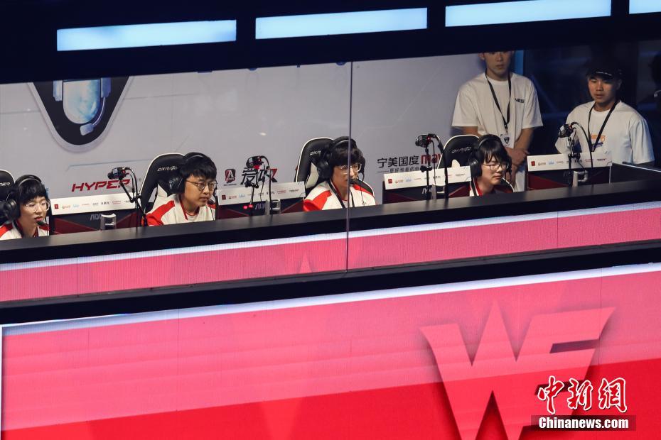 5月24日，WE战队选手在比赛中。中新社记者 瞿宏伦 摄
