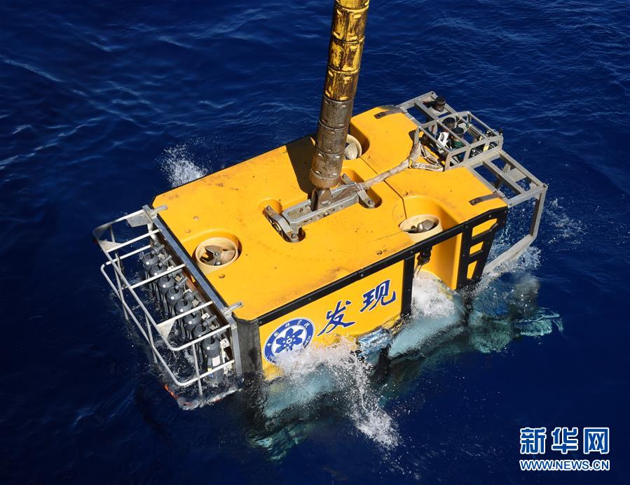 “发现”号遥控无人潜水器入水（5月27日摄）。 5月27日，中国远洋综合科考船“科学”号正式展开对马里亚纳海沟南侧系列海山的精细调查，主要利用“发现”号遥控无人潜水器等设备探秘生物多样性和生态系统。 新华社记者 张旭东 摄