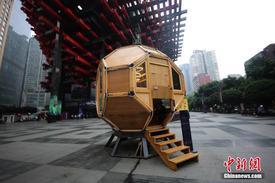 近日,重庆渝中区街头出现了一个外形酷似“太空舱”的读书室,免费对民众开放。据悉,该读书室展示时间为3个月,展出不同领域图书50余本,里面最多能容纳10个人同时看书。陈超 摄 图片来源:中新网