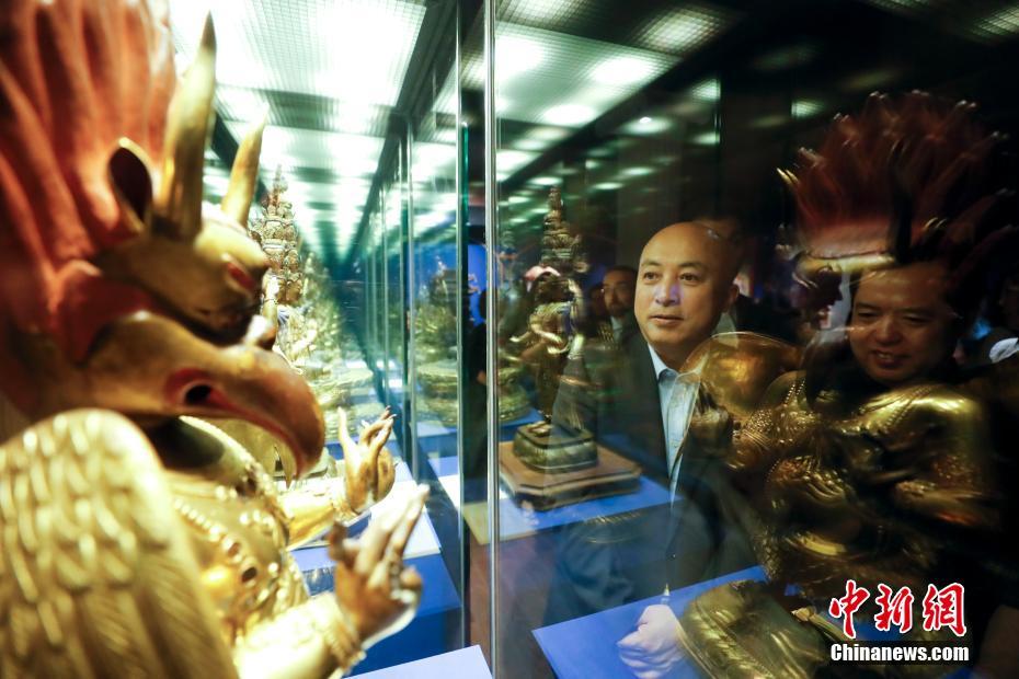 为了使展览内容更为丰满生动，故宫博物院提供了与梵蒂冈博物馆展品相关的文物12件共同展出，其中包括两件珍贵的国家一级文物。图为故宫博物院院长王旭东出席开幕式参观展览。中新社记者 杜洋 摄