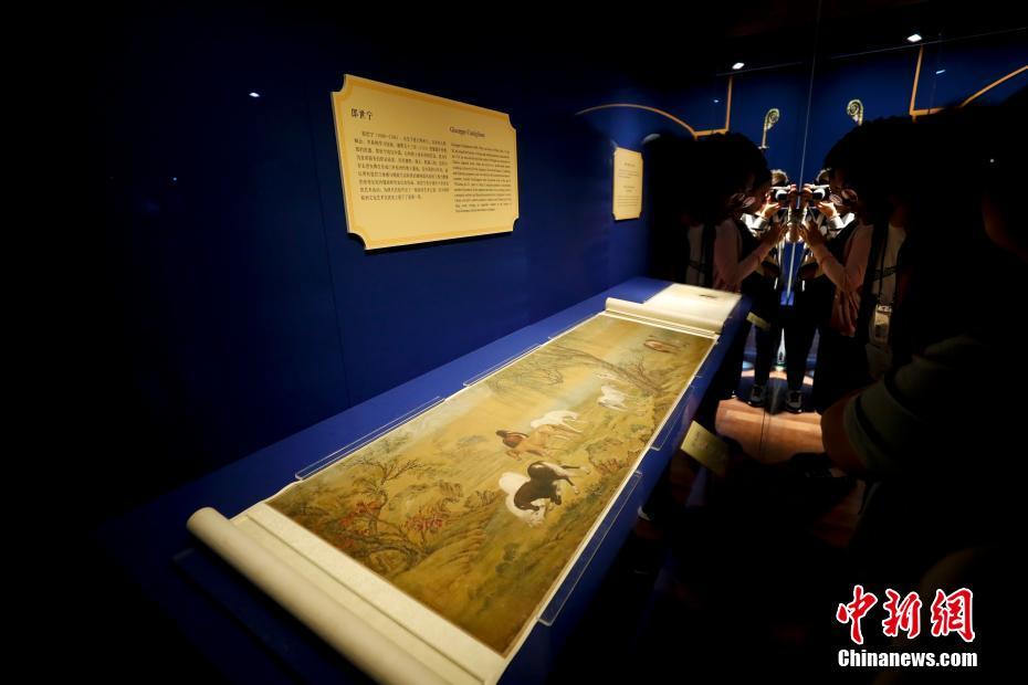 本次展览首次将梵蒂冈博物馆收藏的中国文物带回中国展出，策展团队从梵蒂冈博物馆的藏品中精选出78件展品，涵盖了天主教艺术、佛教艺术和世俗艺术三个方面。图为郎世宁作品《八骏图卷》。中新社记者 杜洋 摄