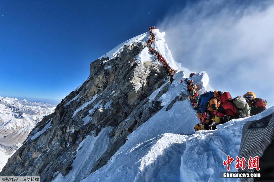 随着天气转暖,5月以来,巍峨耸立的珠峰迎来了登山热潮,出现了大排长龙的景象。为登顶,许多登山者在海拔8000米的“死亡地带”排队3小时。据尼泊尔政府部门的统计,由于等候时间过长,消耗体力过多,加之高寒和缺氧,迄今已有14人死亡,另有3人失踪。仅5月23日一天就有3人丧生。 图片来源:中新网