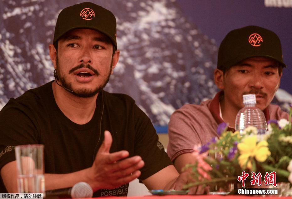 成功登顶珠峰的尼泊尔登山者Nirmal Purja在新闻发布会上发言。Nirmal 在31天内攀登了包括珠穆朗玛峰在内的6座8000米以上的山峰,并试图在7个月内攀登14座8000米山峰的纪录。近日被热议的珠峰“大堵车”照片就是?#20260;?#25293;摄的。 图片来源:中新网