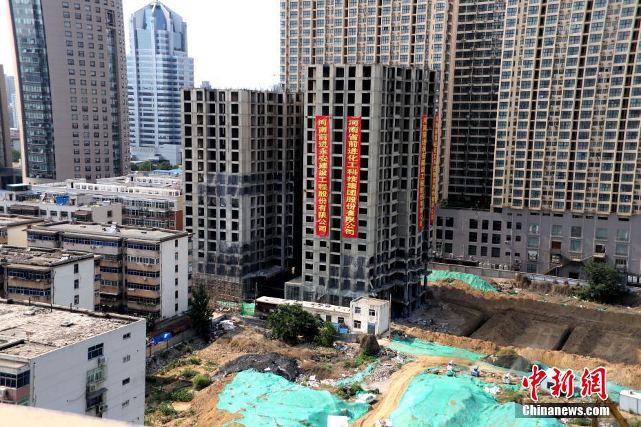 5月30日下午,位于河南省郑州市区东明路附近的城中村常砦两栋10多层高烂尾楼房进行集中爆破拆除,两栋楼错时爆破,爆破声响16下,两栋高楼被顺利爆破拆除。 王中举 摄 图片来源:中新网