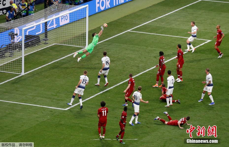 凭借萨拉赫和奥里吉的进球，利物浦2:0击败托特纳姆热刺捧起欧冠奖杯。 图片来源：中新网