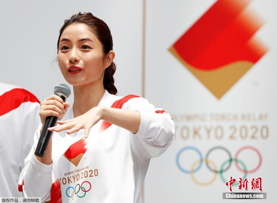 当地时间6月1日，2020年东京奥运会火炬手服装样式公布，担任接力官方大使的日本演员石原里美现场试穿并展示了火炬手的制服。 图片来源：中新网