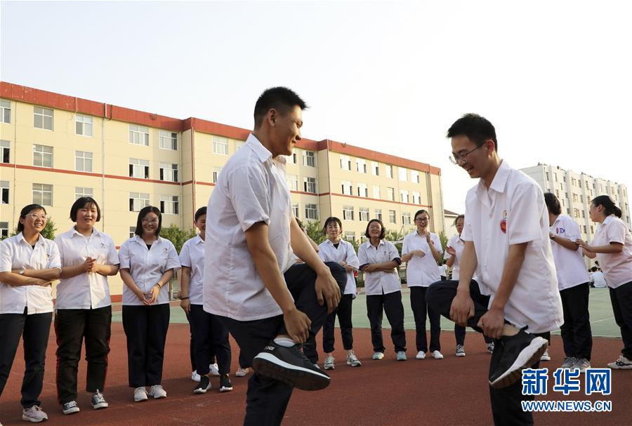 6月2日，在山东省滨州市博兴县第三中学，高三学生在操场上做游戏放松心情。<br/>

　　高考临近，山东省滨州市博兴县第三中学组织高三学生参加趣味游戏，帮助学生放松心情，迎接高考。<br/>

　　新华社发（陈彬 摄）