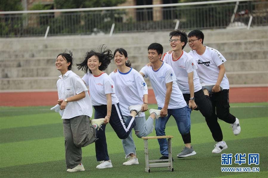 6月1日，湖南省永州市道县一中高三学生参加单腿跳游戏。<br/>

　　新华社发（王滋创 摄）