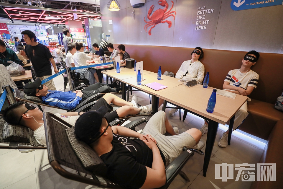 中宏网北京6月7日电（记者 富宇）一年一度的高考来临之际，为了让考生们能够就近午休，北京地区部分商家发起了“为高考静音”的倡议活动，并在店内设立了考生休息区。