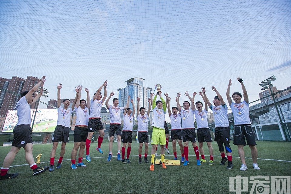 中宏网6月10日电（记者 康书源）6月9日，北京高中生校际足球冠军杯（BGBG）迎来了终局之战，对阵双方分别是北师大二附中与人大附中。最终，人大附中以2:1的比分击败三冠王北师大二附中，成为冠军杯创办以来的第二支问鼎冠军的球队。