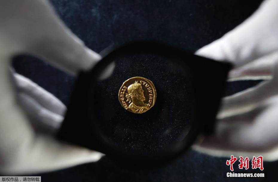 近日，伦敦Dix Noonan Webb拍卖行工作人员Emma Oxley展示一枚罕见的24克拉古罗马金币。这枚金币被命名为Aureus-293AD-，是一位考古业余爱好者在肯特郡多佛附近一块新开垦的土地上发现的，世上仅存两枚，另一枚被收藏于大英博物馆。Aureus-293AD-最终以552000英镑（约合483.7万元）的破纪录价格成交。 图片来源：中新网