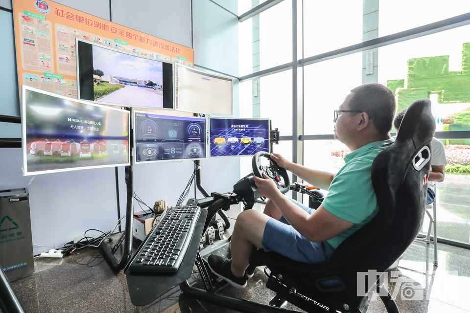 工作人员正在远程驾驶运用5G技术的新石器零售无人车。 中宏网记者 富宇 摄