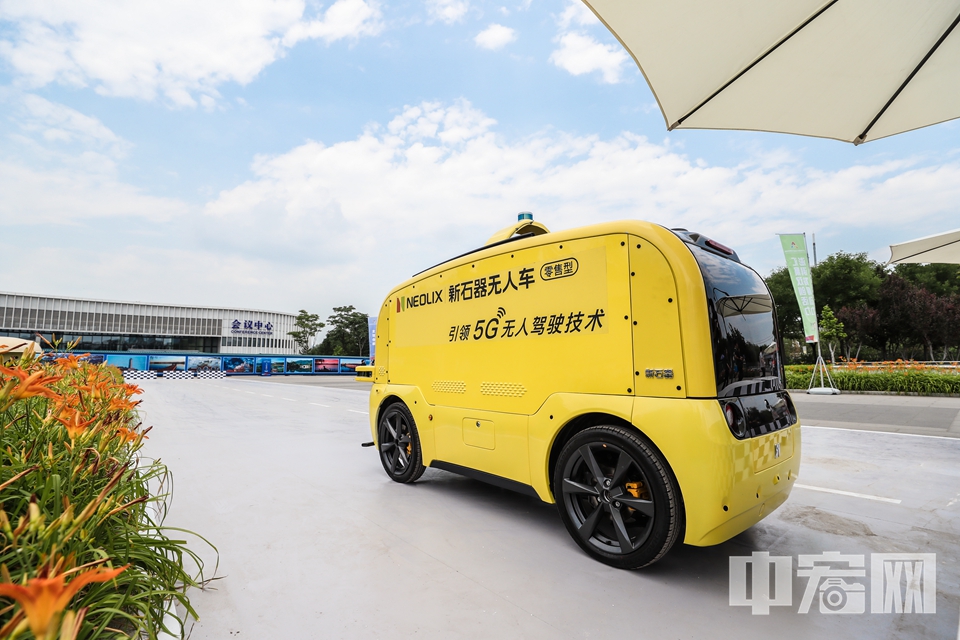平稳行驶的新石器零售无人车。 中宏网记者 富宇 摄