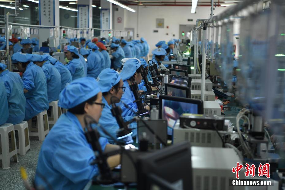 重庆南岸女子教育矫治所内的戒毒人员正在学习电子产品的制造。 中新社记者 陈超 摄