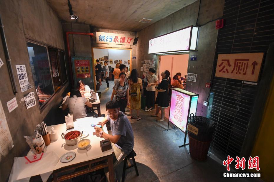 文和友老长沙龙虾馆内坐满了食客。 中新社记者 杨华峰 摄