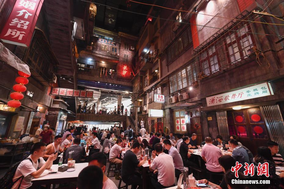 6月13日,文和友老长沙龙虾馆内坐满了食客。该餐厅拥有近5000平方米的超大空间,融合了老长沙的人文情怀和特色餐饮的新创意,完全还原了上世纪八十年代老长沙的风貌,受到了众多都市人的热捧。中新社记者 杨华峰 摄