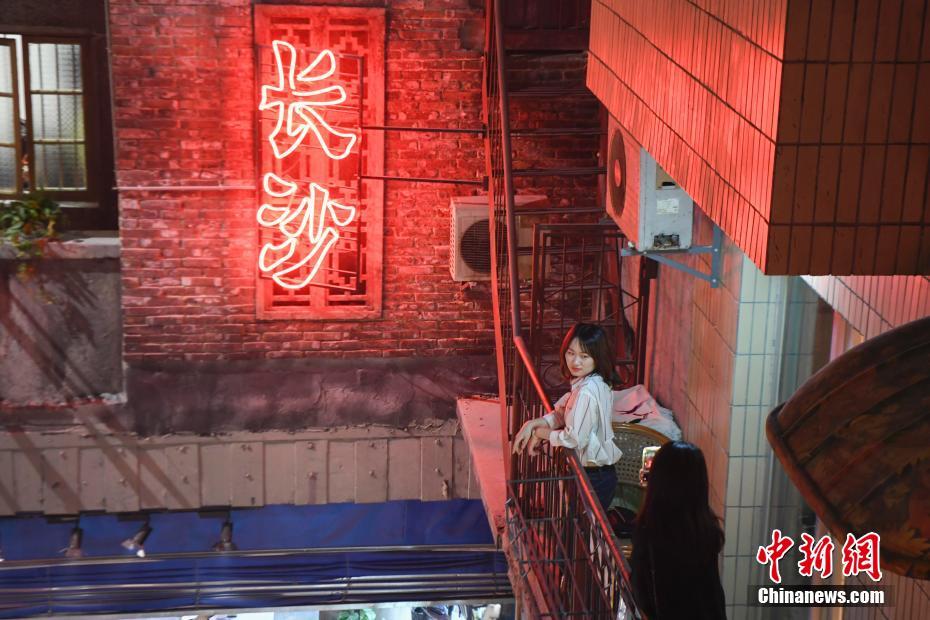 一位食客正在文和友老长沙龙虾馆内拍照留念。 中新社记者 杨华峰 摄