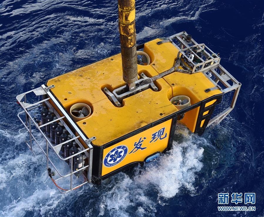 “发现”号遥控无人潜水器探海归来（5月27日摄）。 中国新一代远洋综合科考船“科学”号已完成西太平洋卡罗琳洋脊上的海山科考任务，正在返航途中。本航次，科考队员对海山进行了19次精细调查，采集到了250多种深海生物样品，几乎是过去“科学”号两个海山航次才能采集到的物种总数。 新华社记者 张旭东 摄
