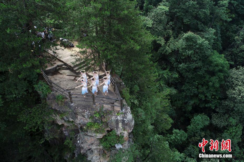 十余位舞者峰林之巅起舞。杨华峰 摄 图片来源：中新网