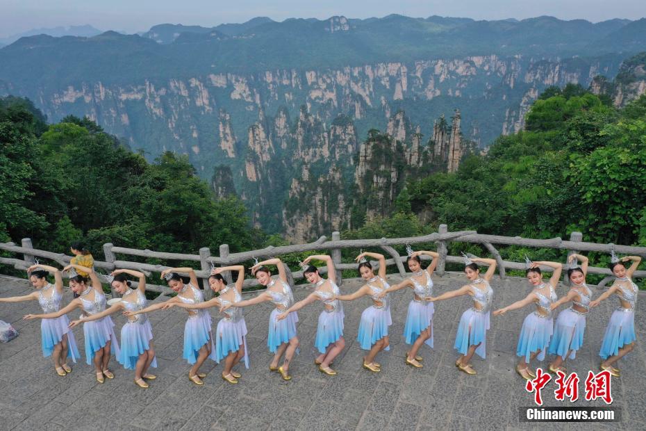 舞者身着“精灵”服装起舞。杨华峰 摄 图片来源：中新网