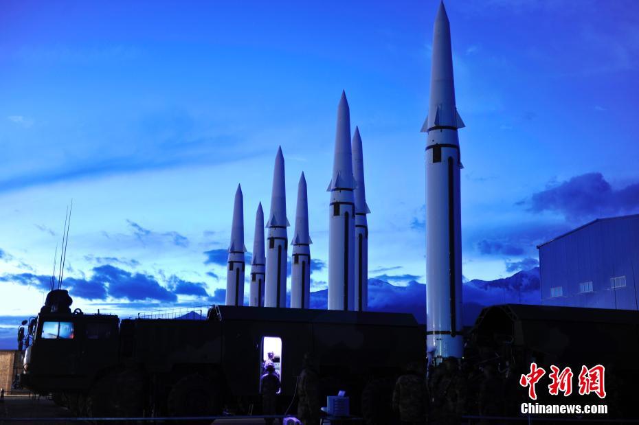 中国火箭军“常规导弹第一旅”发射三连，曾先后十余次参加重大军事演训任务、发射导弹数十枚，荣立集体一等功两次、二等功四次、三等功六次，三次参加首都阅兵。1998年6月18日，中央军委授予该连“导弹发射先锋连”荣誉称号。资料图为官兵在导弹发射前进行测试。中新社发 中国火箭军供图