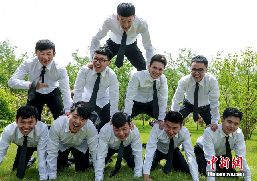 毕业班男生拍毕业照。青海民族大学供图 图片来源：中新网