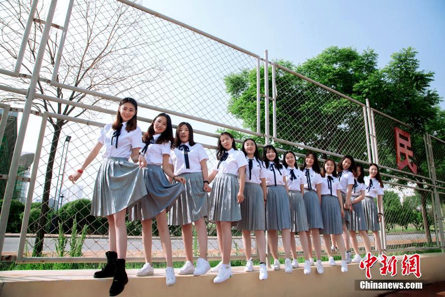 毕业班女生拍毕业照。青海民族大学供图 图片来源：中新网
