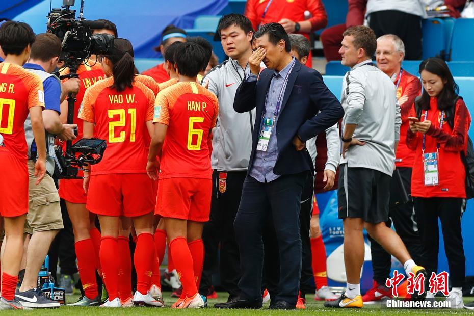 当地时间6月17日，中国女足主教练贾秀全赛后流下眼泪。当日，在法国勒阿弗尔举行的2019年国际足联女足世界杯B组小组赛中，中国队以0比0战平西班牙队，以小组第三晋级16强。中新社记者 富田 摄