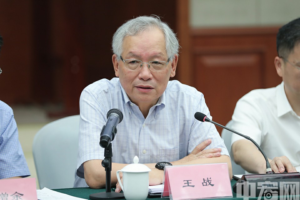 上海市社科联主席、国经中心常务理事、上海社会科学院国家高端智库顾问王战发言。